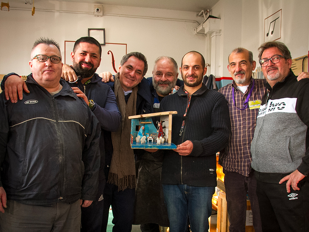 The first nativity scene made in the carpentry and donated to Pope Francis Image