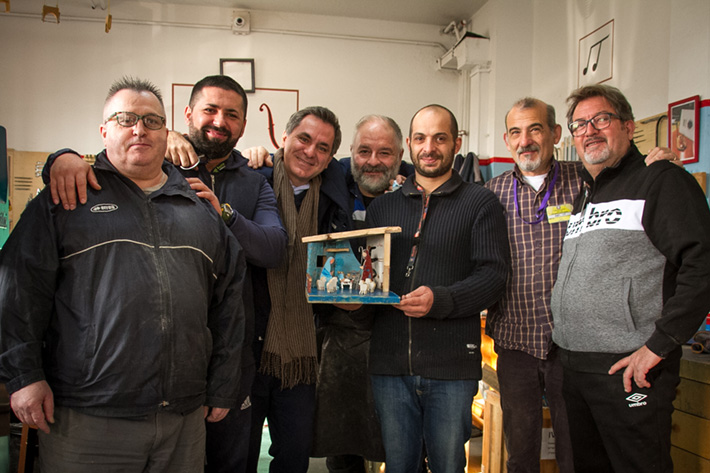 Il primo presepe realizzato nella Falegnameria e donato a Papa Francesco Image